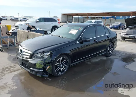 2013 Mercedes-Benz C 300 Sport 4Matic z USA, uszkodzony, nr VIN WDDGF8AB5DA836565